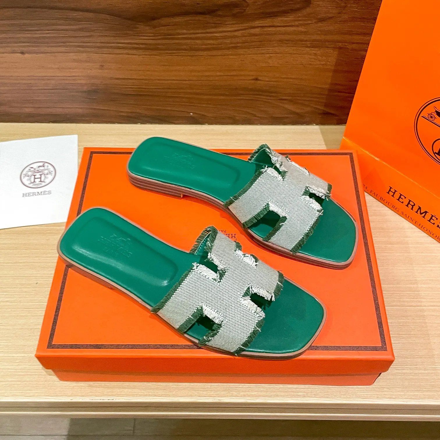 👟👟Ex-factory price 480👟👟 Hermes/Hermes new oran tassel slippers, eyelash slippers, classic slippers, exclusively customized dyed jacquard cotton fabric, woven in white and original colors! Purely hand-drawn raw edge craftsmanship creates a tassel effect. The lining and insole are made of imported soft lambskin and genuine leather outsole. Summer is here, and everyone has a pair, a must-have when going out! It doesn't rub your feet at all and is super comfortable on your feet. black pink green brown size: 35-41